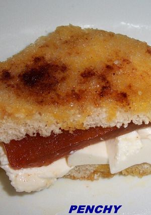 Una foto de Sandwich dulce de queso y membrillo