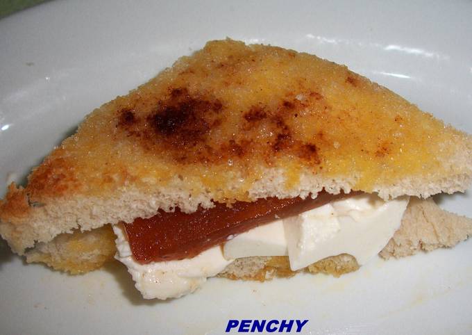 Foto principal de Sandwich dulce de queso y membrillo

