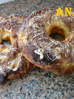 Una foto de Rosca de pascua hojaldrada rellena