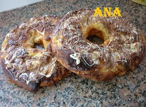 Una foto de Rosca de pascua hojaldrada rellena
