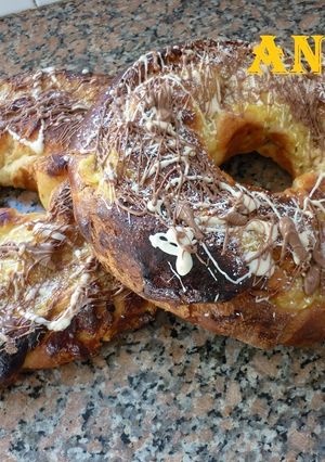 Una foto de Rosca de pascua hojaldrada rellena