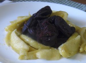 Una foto de Morcilla dulce canaria con manzana salteada