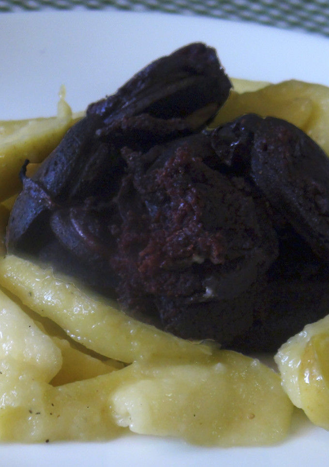 Una foto de Morcilla dulce canaria con manzana salteada