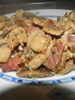 Una foto de Champiñones al ajillo con jamón serrano