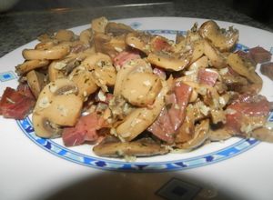 Foto principal de Champiñones al ajillo con jamón serrano