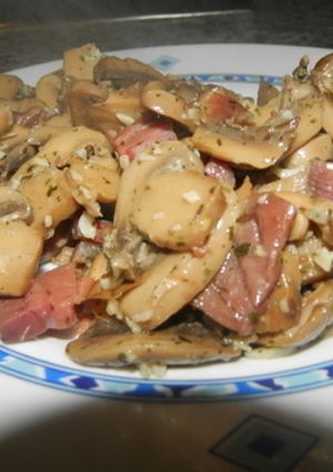 Una foto de Champiñones al ajillo con jamón serrano