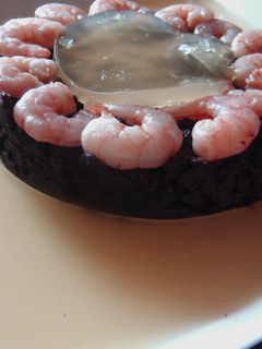 Una foto de Pastel de morcilla y langostinos