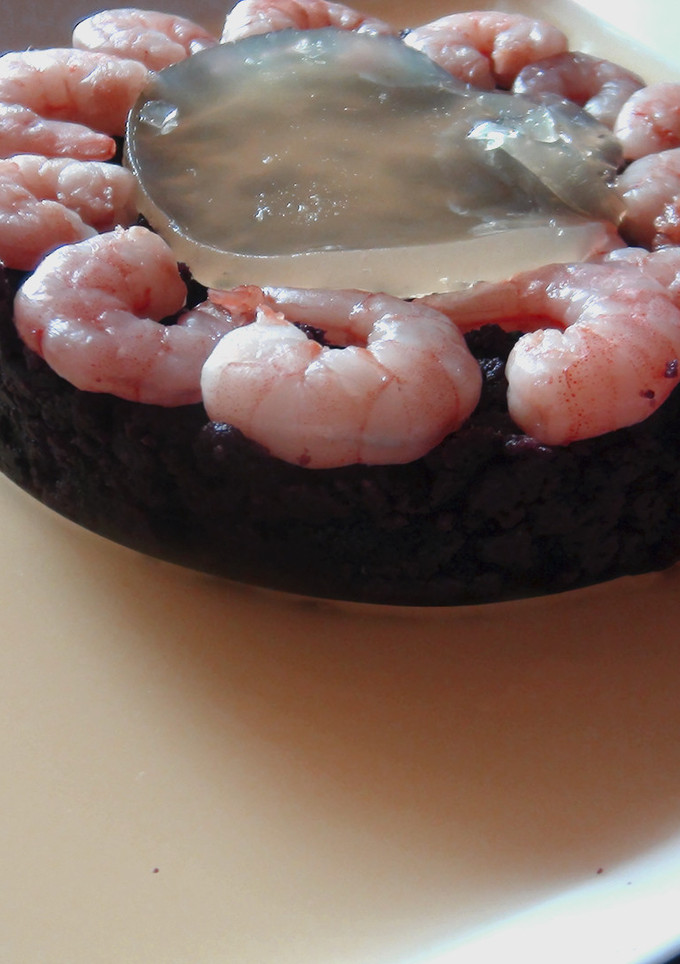 Una foto de Pastel de morcilla y langostinos