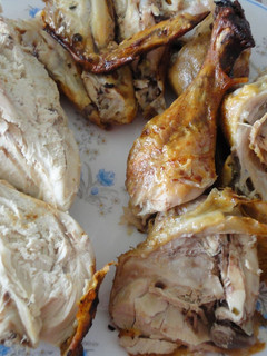 Una foto de Pollo sentado
