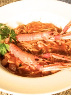 Una foto de Fideos con cigalas y sepia