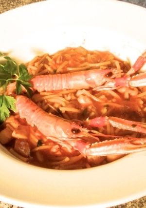 Una foto de Fideos con cigalas y sepia