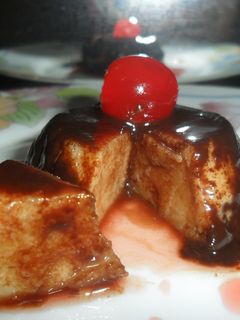 Una foto de Budincitos de manzana con salsa de chocolate negro