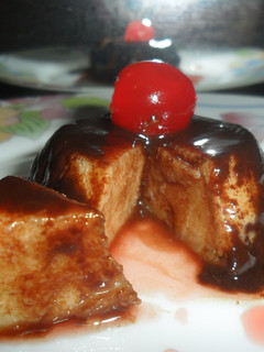 Una foto de Budincitos de manzana con salsa de chocolate negro