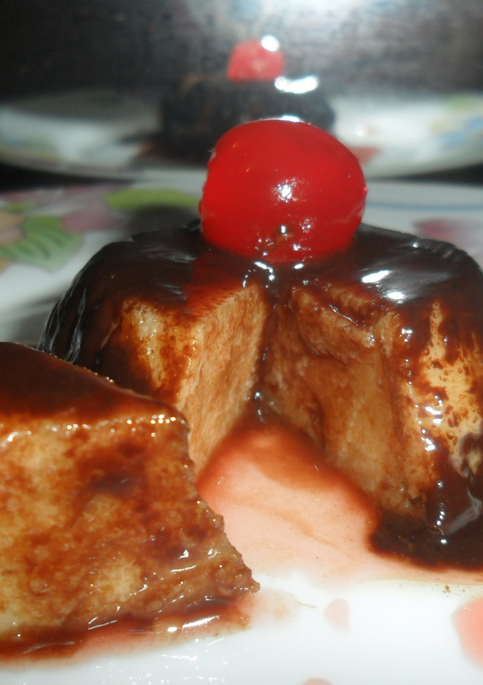 Una foto de Budincitos de manzana con salsa de chocolate negro