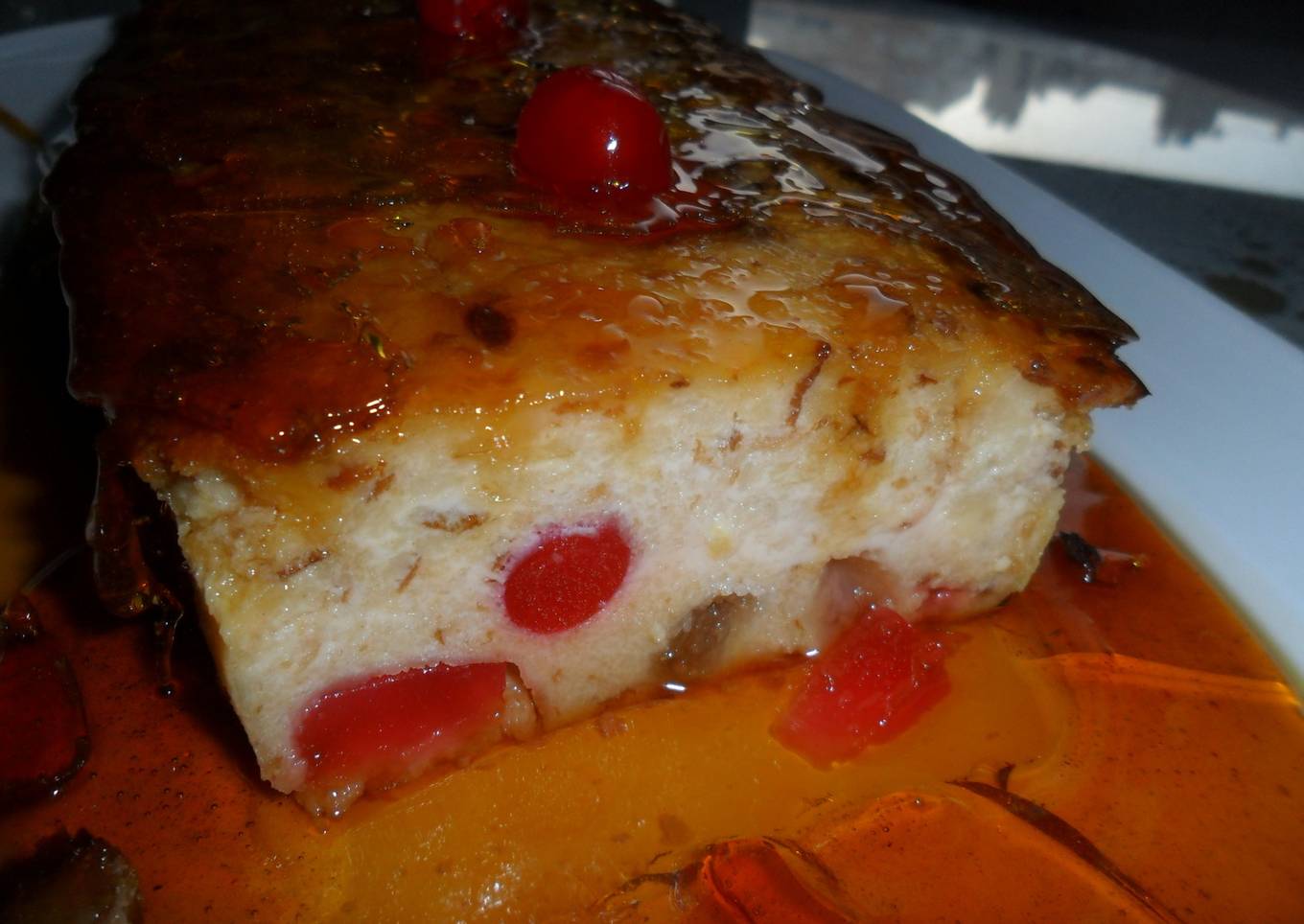 Pudín de frutas confitadas con baño de caramelo