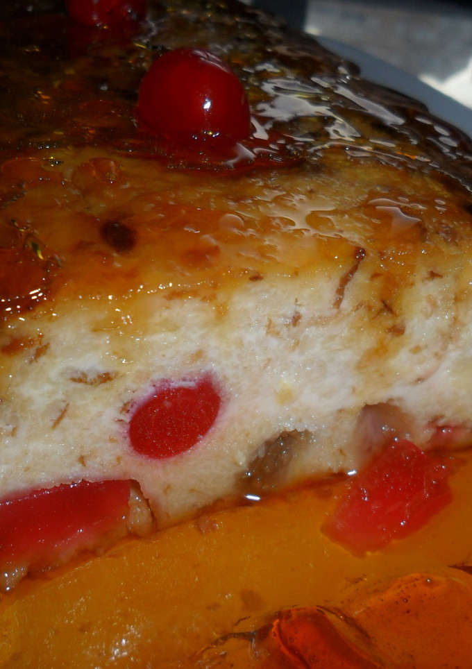 Una foto de Pudín de frutas confitadas con baño de caramelo
