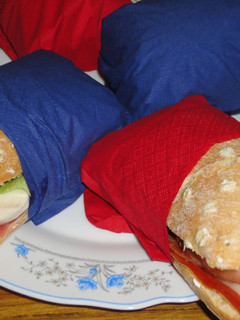 Una foto de Bocadillo caprese con lechuga y jamón