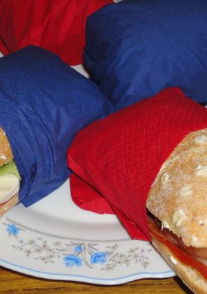 Una foto de Bocadillo caprese con lechuga y jamón