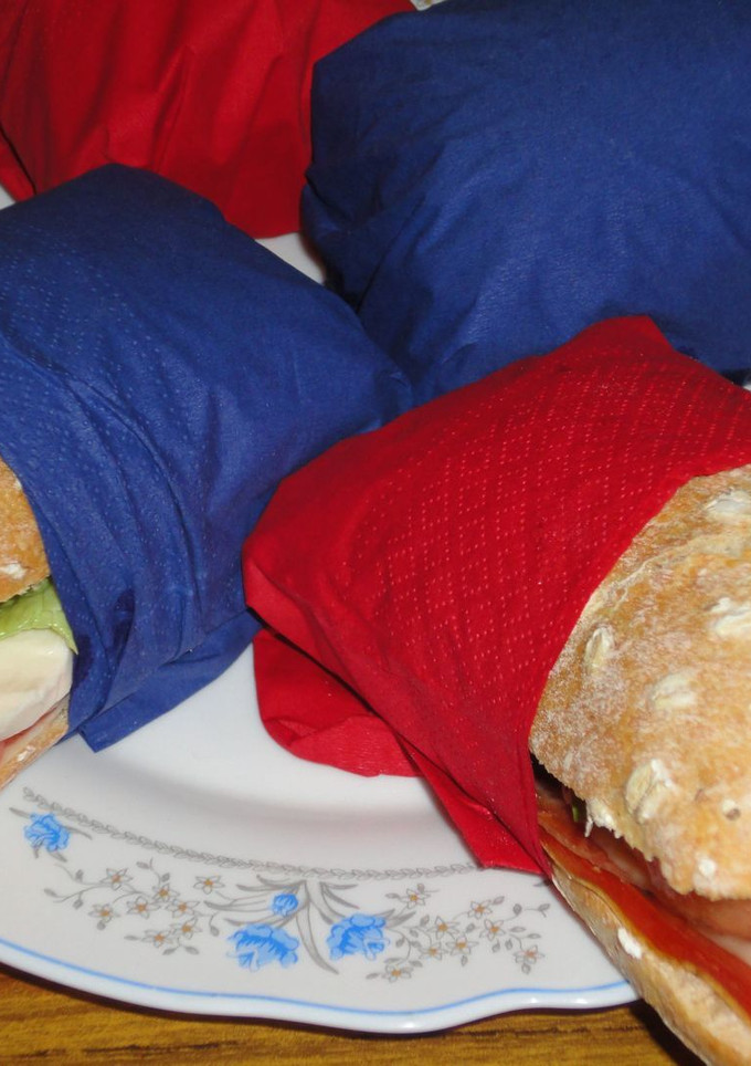 Una foto de Bocadillo caprese con lechuga y jamón