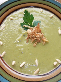 Una foto de Sopa crema de calabacín, guisantes y nabo