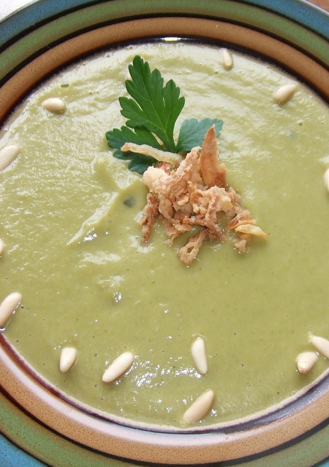 Una foto de Sopa crema de calabacín, guisantes y nabo