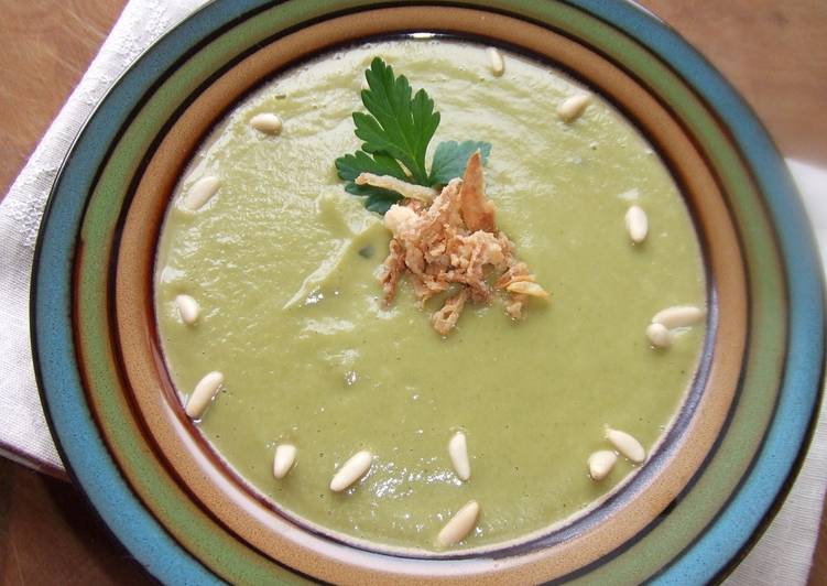 Sopa crema de calabacín, guisantes y nabo