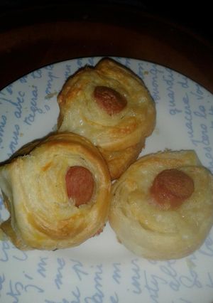 Una foto de Hojaldres con salchichas y huevo