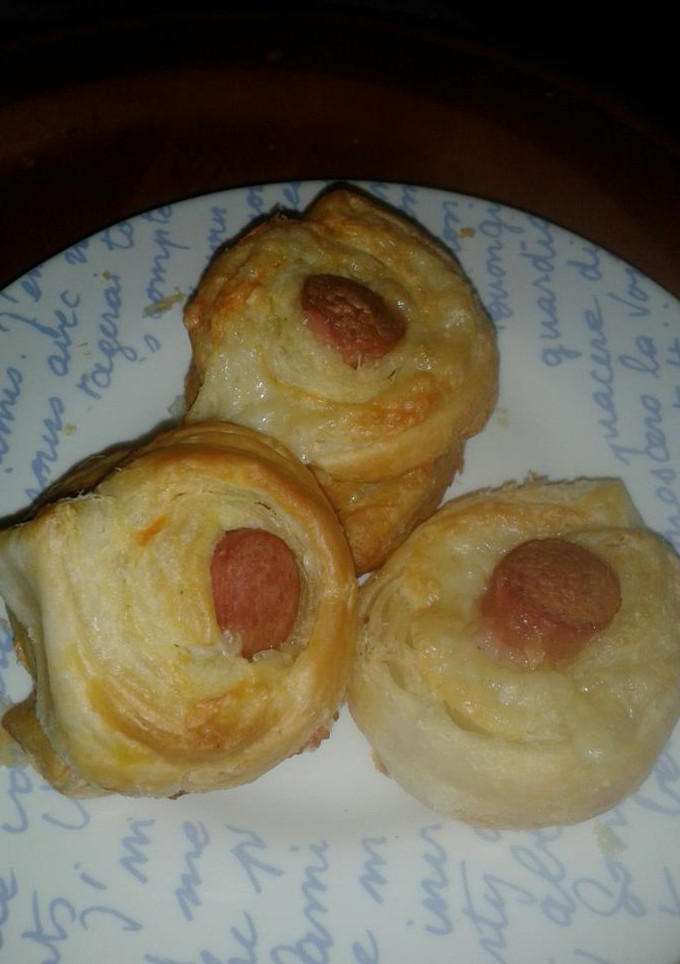 Una foto de Hojaldres con salchichas y huevo