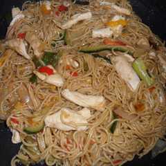 Una foto de Fideos chinos con pollo y verdura