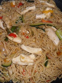 Una foto de Fideos chinos con pollo y verdura