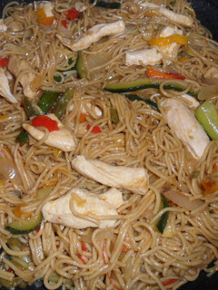Una foto de Fideos chinos con pollo y verdura