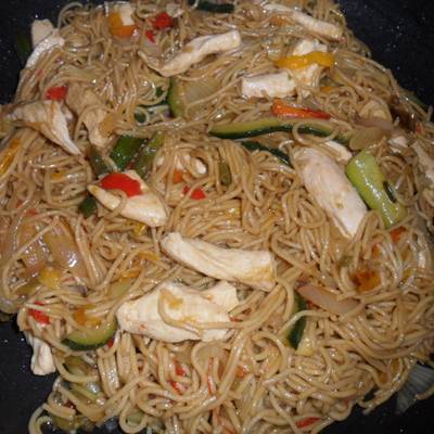Fideos chinos con pollo y verdura Receta de mequieroira- Cookpad
