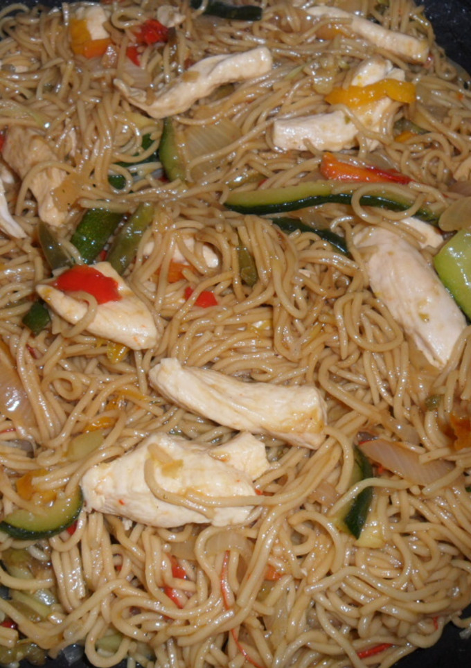 Una foto de Fideos chinos con pollo y verdura