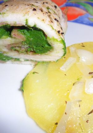 Una foto de Pollo enrollado con jamón, queso y espinacas