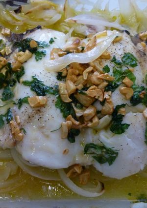 Una foto de Cogote de merluza con cebolla