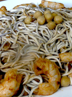 Una foto de Garbanzos con gulas y langostinos