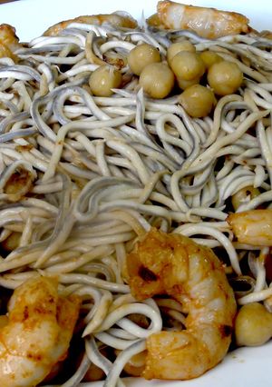 Una foto de Garbanzos con gulas y langostinos