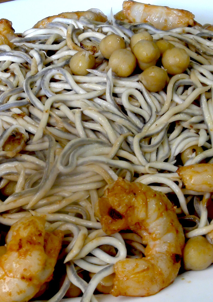 Una foto de Garbanzos con gulas y langostinos
