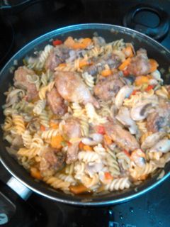 Una foto de Pollo con champiñones y cebolla