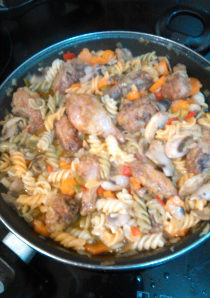 Una foto de Pollo con champiñones y cebolla