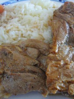 Una foto de Chuletas de pavo con salsa de vino y zanahorias