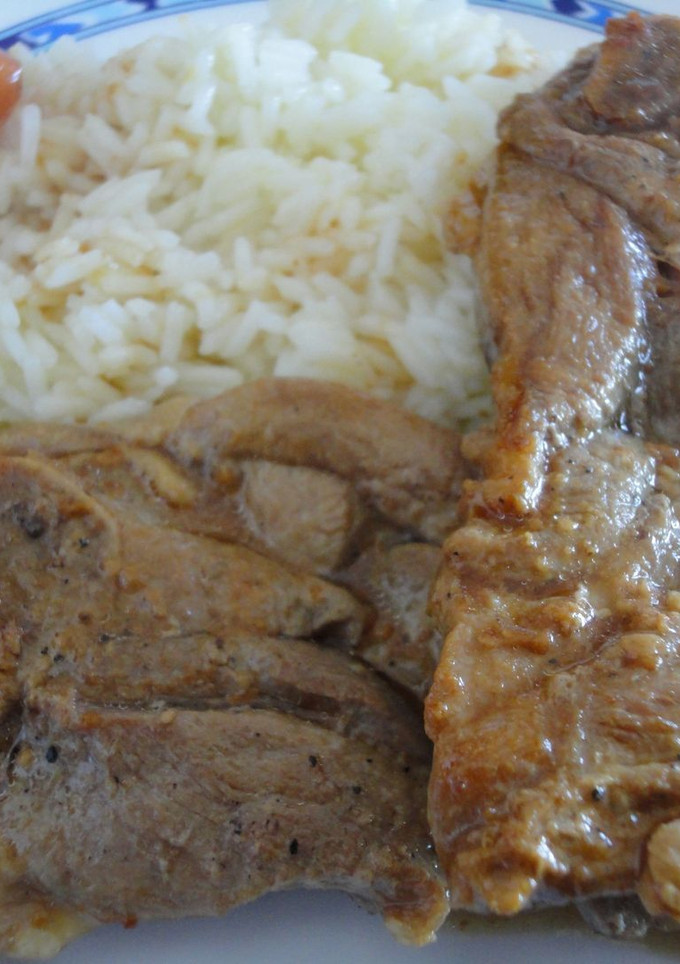 Una foto de Chuletas de pavo con salsa de vino y zanahorias