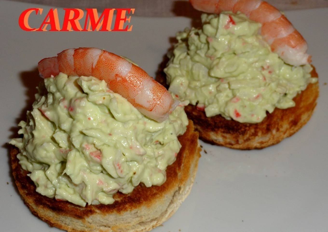 Montaditos de revuelto de aguacate y surimi<br />