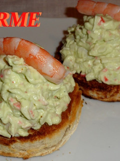 Una foto de Montaditos de revuelto de aguacate y surimi