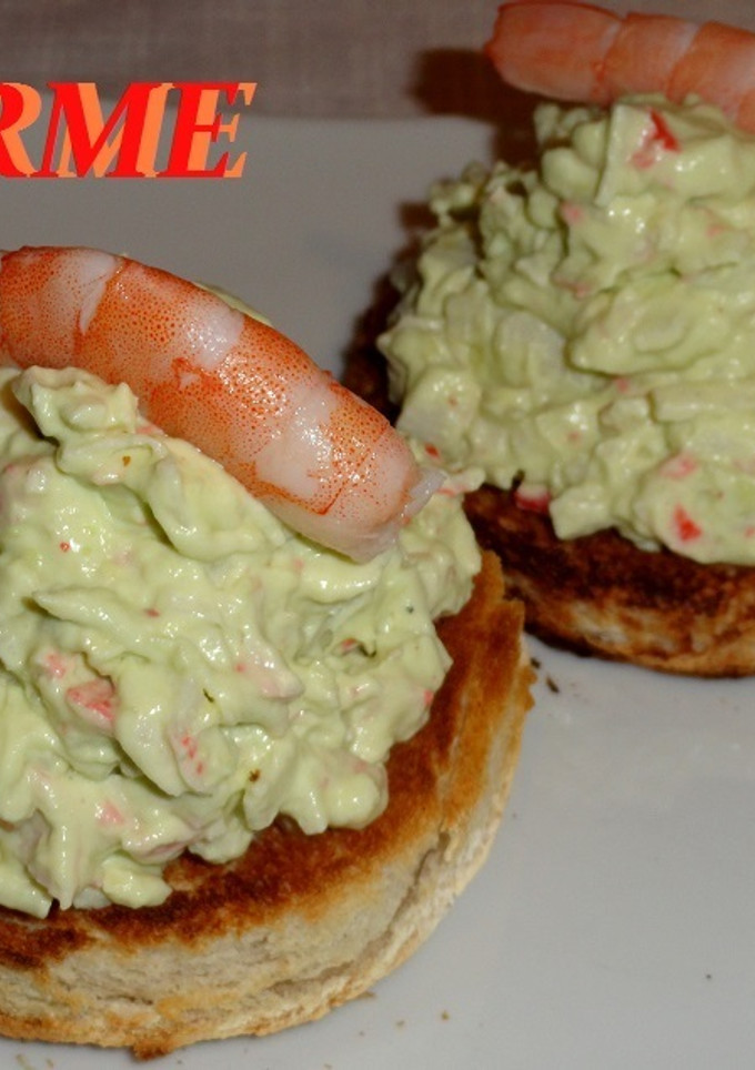 Una foto de Montaditos de revuelto de aguacate y surimi