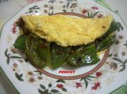 Una foto de omelette de huevo con relleno