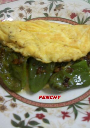 Una foto de Tortilla francesa con pimientos de Padrón