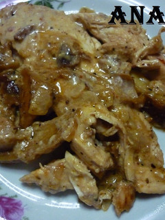 Una foto de Pollo al horno con papas y salsa de hongos