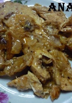 Una foto de Pollo al horno con papas y salsa de hongos