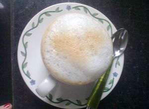 Una foto de Café con leche frapé